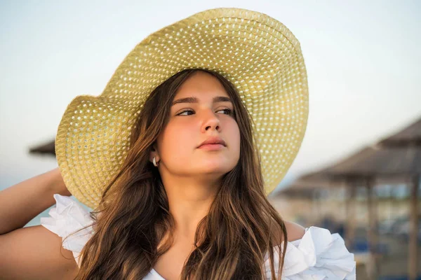 Портрет підліткового веселого плюс розмір дівчини-підлітка в капелюсі насолоджується пляжем. усміхнені, щасливі, позитивні емоції, літній стиль . — стокове фото