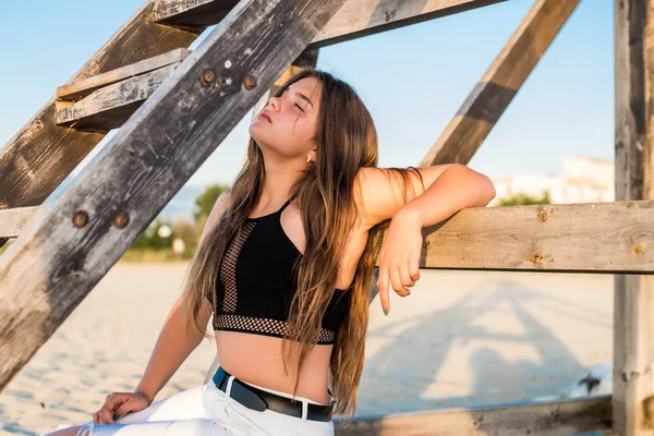 Conceito de moda férias de verão. Menina adolescente bonito em uma praia tropical. Conceito de férias de verão. Modelo Plus size — Fotografia de Stock