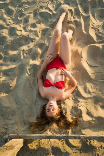 Concepto de moda de vacaciones de verano.Joven adolescente acostada y riendo en una playa tropical. Concepto vacaciones de verano . —  Fotos de Stock