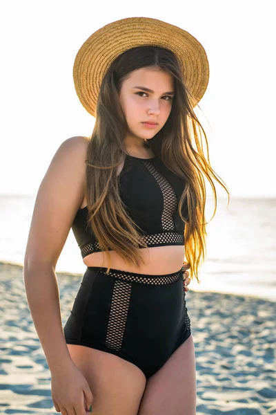 Χαρούμενη έφηβη που φοράει καπέλο και απολαμβάνει την παραλία. χαμογελαστό, χαρούμενο, θετικό συναίσθημα, καλοκαιρινό στυλ. — Φωτογραφία Αρχείου