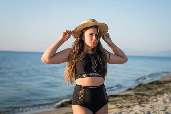 Glada plus storlek tonåring flicka bär hatt njuter av stranden. leende, glad, positiv känsla, sommar stil. — Stockfoto