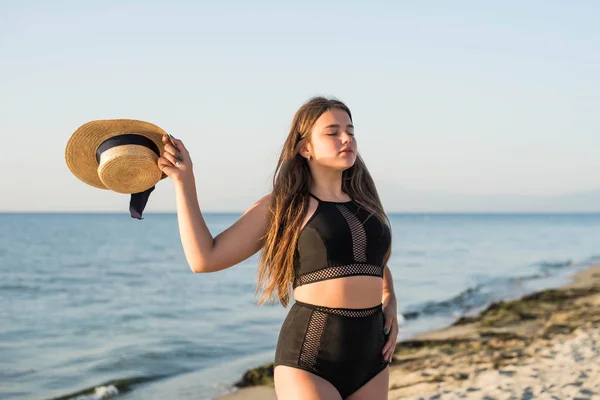Menina adolescente alegre plus size com chapéu apreciando a praia. sorrindo, feliz, emoção positiva, estilo de verão. — Fotografia de Stock