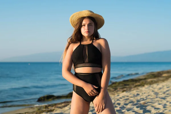 Веселий плюс розмір дівчина-підліток в капелюсі насолоджується пляжем. усміхнені, щасливі, позитивні емоції, літній стиль . — стокове фото