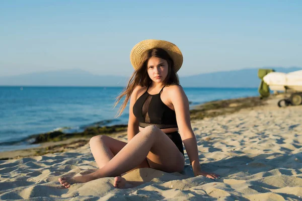 Fröhliches Plus-Size-Teenager-Mädchen mit Hut, das den Strand genießt. lächelnd, glücklich, positive Emotionen, sommerlicher Stil. — Stockfoto