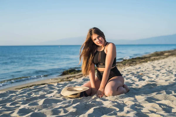 Веселий плюс розмір дівчина-підліток насолоджується пляжем. усміхнені, щасливі, позитивні емоції, літній стиль . — стокове фото