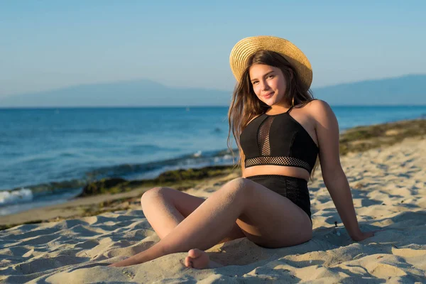 Cheerful plus size teenage girl wearing hat enjoying the beach. smiling, happy, positive emotion, summer style. — Stock Photo, Image
