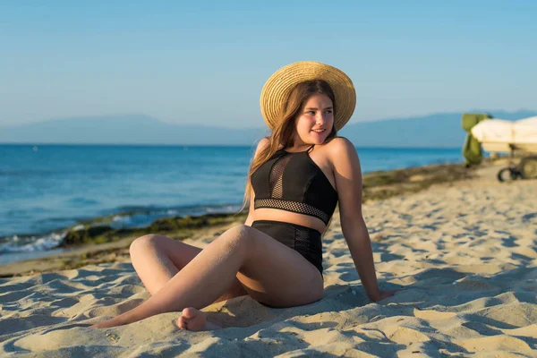Gadis remaja bertubuh ceria yang memakai topi menikmati pantai. tersenyum, bahagia, emosi positif, gaya musim panas. — Stok Foto