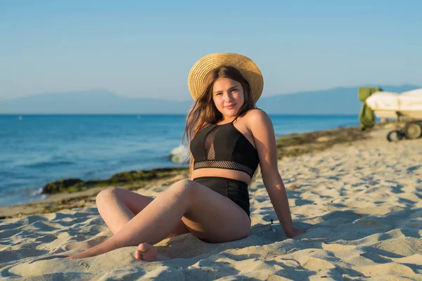 Alegre mais tamanho adolescente usando chapéu apreciando a praia. sorrindo, feliz, emoção positiva, estilo de verão. — Fotografia de Stock