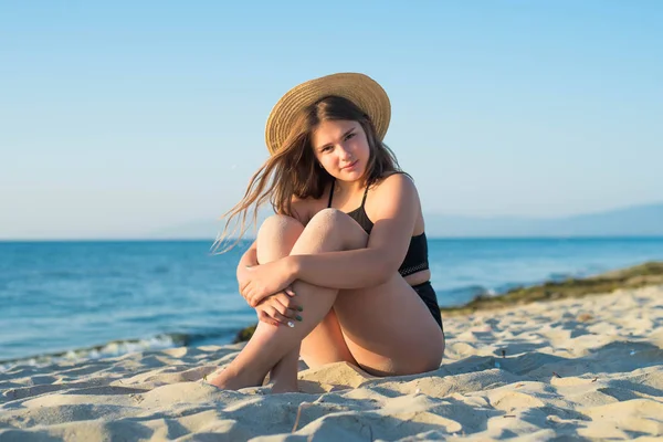Alegre más tamaño adolescente con sombrero disfrutando de la playa. sonriente, feliz, emoción positiva, estilo de verano. —  Fotos de Stock