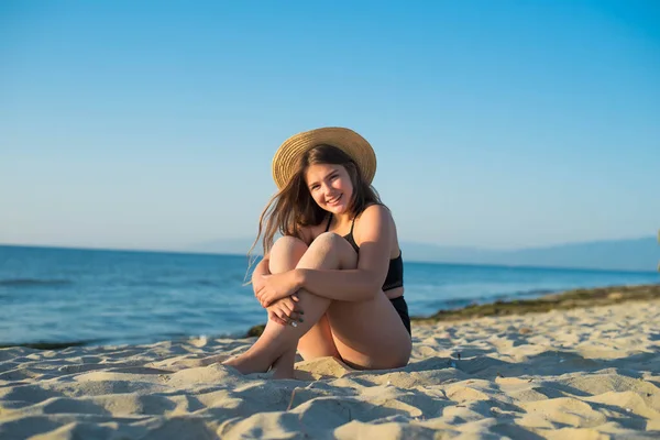 Wesoły plus rozmiar nastoletnia dziewczyna w kapeluszu korzystających z plaży. uśmiechnięta, szczęśliwa, pozytywna emocja, w stylu letnim. — Zdjęcie stockowe