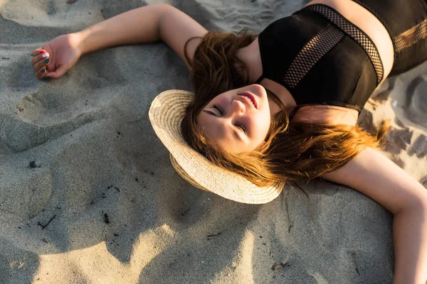 Concetto di moda vacanza estiva. Carino giovane ragazza adolescente sdraiata su una spiaggia tropicale. Concetto vacanza estiva . — Foto Stock
