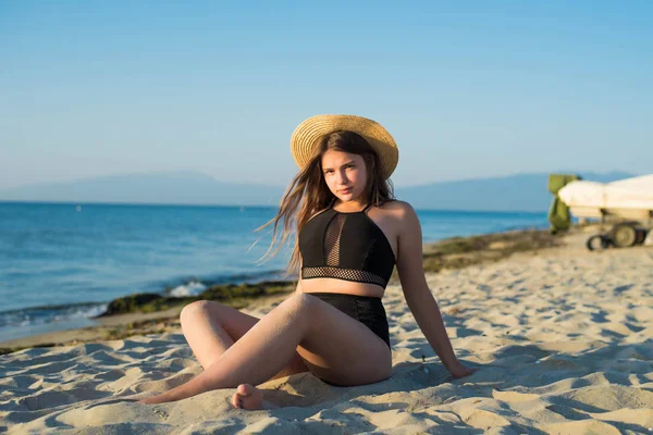 Allegro plus size adolescente indossa cappello godendo la spiaggia. sorridente, felice, emozione positiva, stile estivo. — Foto Stock