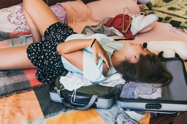 Preparación maleta de viaje en casa. Linda adolescente mintiendo y divertirse en valise —  Fotos de Stock