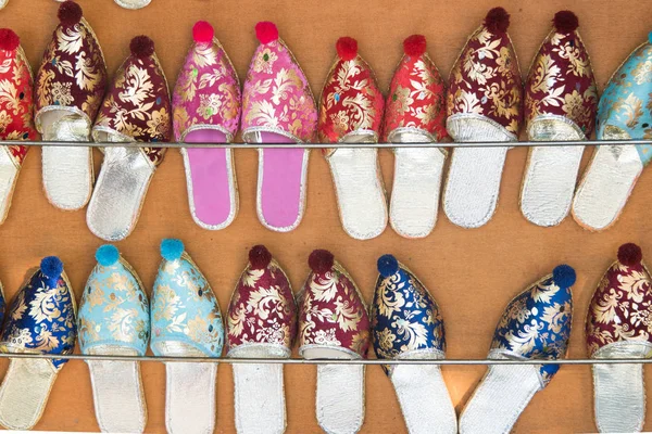 Zapatillas turcas coloridas. Zapatillas tradicionales turcas Babouche en venta en Grand Bazaar en Estambul, Turquía . — Foto de Stock