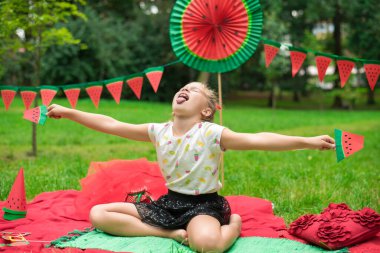 Karpuz partisi, parkta çocuklar için piknik. Karpuz günü. Sevimli küçük kız..