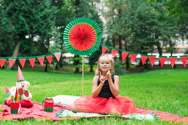 西瓜派对，在公园为孩子们野餐。西瓜日。戴眼镜的小女孩真可爱. — 图库照片
