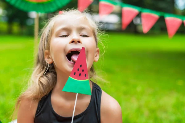 Festa dell'anguria, picnic per bambini nel parco. il giorno dell'anguria. Carino piccola ragazza con cappello e con orso giocattolo — Foto Stock