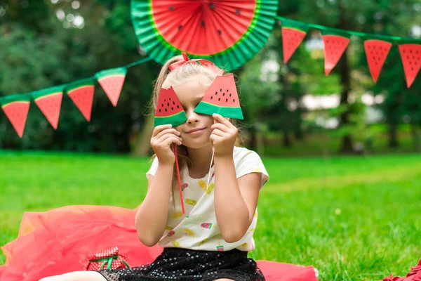 Fiesta de sandía, picnic para niños en el parque. Día de sandía. Linda niña pequeña. —  Fotos de Stock