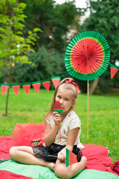 Festa dell'anguria, picnic per bambini nel parco. il giorno dell'anguria. Carino piccola ragazza. — Foto Stock
