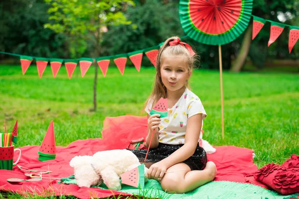 Fiesta de sandía, picnic para niños en el parque. Día de sandía. Linda niña pequeña. —  Fotos de Stock