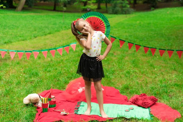 Fiesta de sandía, picnic para niños en el parque. Día de sandía. Linda niña pequeña. —  Fotos de Stock