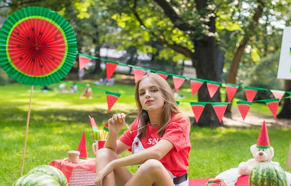 Nice teen girl having fun watermelon party In the park. Excellent sunny weather. Summer concept. Watermelon party, picnic, day. yellow sunglasses. — ストック写真