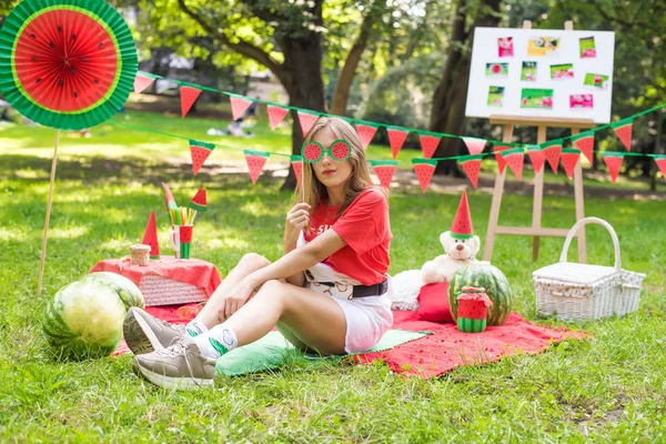 Nice teen girl having fun watermelon party In the park. Excellent sunny weather. Summer concept. Watermelon party, picnic, day. Nice teen girl having fun watermelon party In park yellow sunglasses — 图库照片