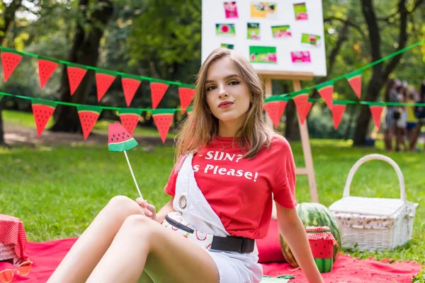 Nice teen girl having fun watermelon party In the park. Excellent sunny weather. Summer concept. Watermelon party, picnic, day. Nice teen girl having fun watermelon party In park yellow sunglasses — ストック写真