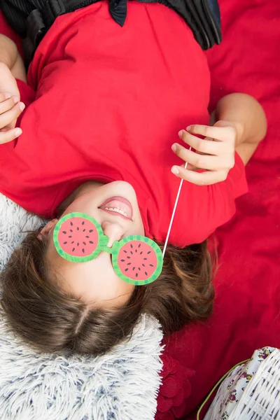 Kedves tini lány szórakozik görögdinnyés partin a parkban. Kiváló napsütéses idő. Nyári koncepció. Görögdinnye party, piknik, nap. — Stock Fotó