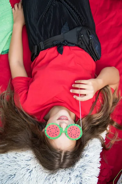 Kedves tini lány szórakozik görögdinnyés partin a parkban. Kiváló napsütéses idő. Nyári koncepció. Görögdinnye party, piknik, nap. — Stock Fotó