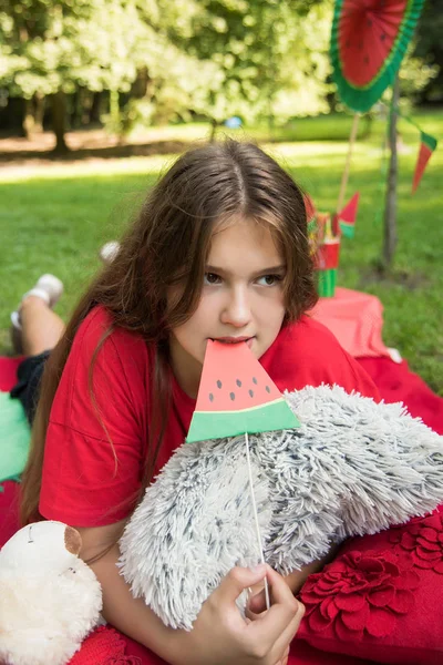 Bella ragazza adolescente divertirsi festa anguria Nel parco. Ottimo tempo soleggiato. Concetto estivo. Festa dell'anguria, picnic, giorno . — Foto Stock