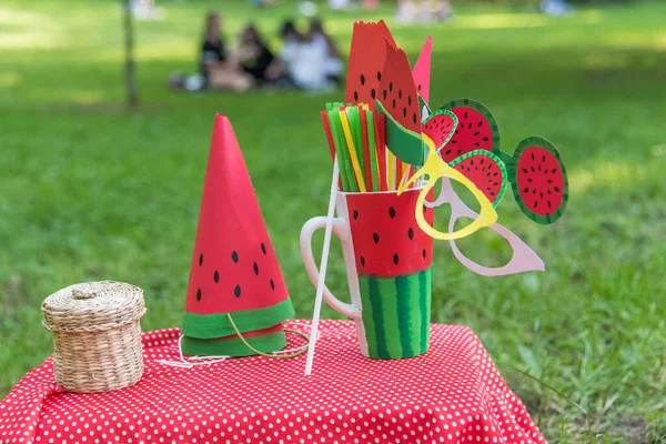 Fiesta de sandía, picnic para niños en el parque. día de sandía . — Foto de Stock