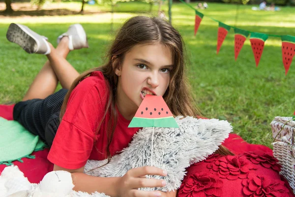 Bella ragazza adolescente divertirsi festa anguria Nel parco. Ottimo tempo soleggiato. Concetto estivo. Festa dell'anguria, picnic, giorno . — Foto Stock