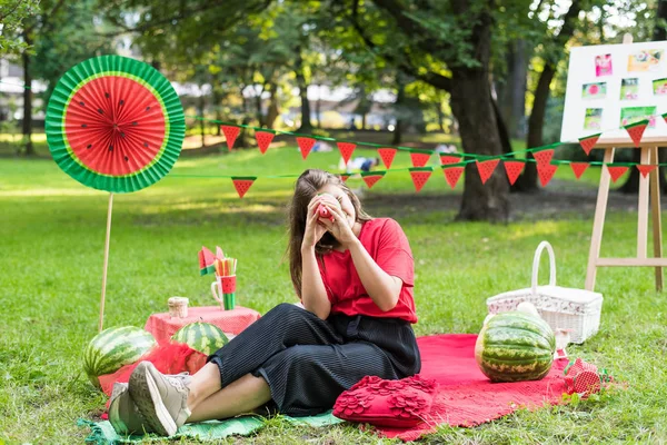 Nice teen girl having fun watermelon party In the park. Excellent sunny weather. Summer concept. Watermelon party, picnic, day. — ストック写真