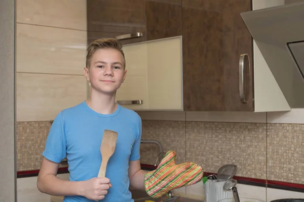 Encantador adolescente na cozinha — Fotografia de Stock