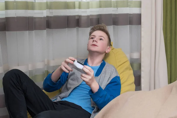 Tiener spelen video games thuis. Gaming spel speel tv Fun Ga — Stockfoto