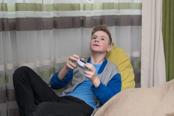 Adolescente jugando videojuegos en casa. juego juego jugar tv diversión ga —  Fotos de Stock