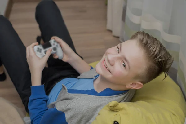 Tinédzser játszik videojátékokkal otthon. szerencsejáték játék TV Fun já — Stock Fotó