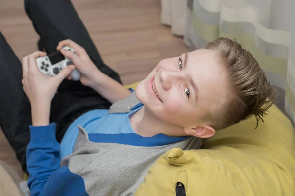 Adolescente jogando videogames em casa. jogo de jogos jogar tv divertido jogador gamepad cara controlador de console de vídeo jogando jogador segurando hobby diversão lúdica vista conceito — Fotografia de Stock