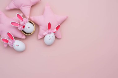 Paskalya yumurta şirin tavşanı. Komik dekorasyon. Mutlu Paskalya