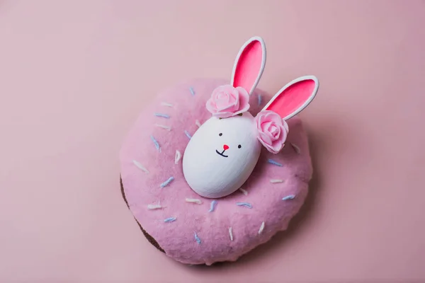 Huevos de Pascua lindo conejito. Una decoración divertida. Feliz Pascua —  Fotos de Stock