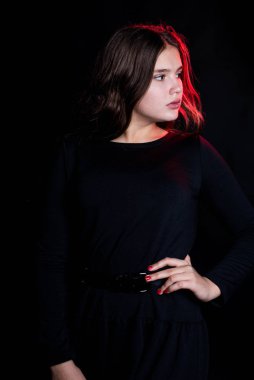 Yüksek moda model poz, moda makyaj ile güzel kız portresi kırmızı parlak ışıklar kadında. Sanat tasarım, renkli makyaj. Siyah arka plan üzerinde. Portre kadar kapatın.