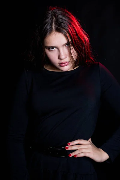 Mujer modelo de alta moda en rojo brillante luces posando, retrato de hermosa chica con maquillaje de moda. Diseño de arte, maquillaje colorido. Sobre fondo negro. Primer plano retrato . — Foto de Stock