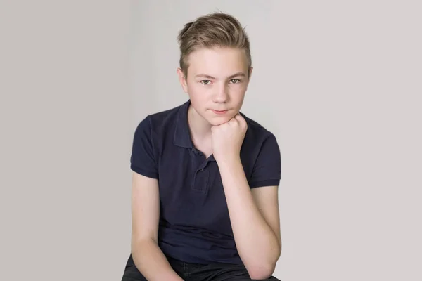 灰色の背景に10代の男の子の肖像画 — ストック写真