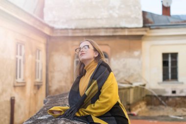 Şık vintage giysiler giyen genç güzel kadın sokak portresi. Ararken modeli. Kadın moda kavramı. Duygular, insanlar, güzellik ve yaşam tarzı kavramı. Sevimli Genç kız.