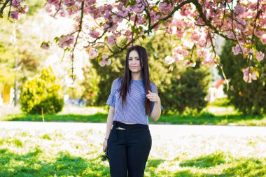 Artı günlük kıyafetlerle manken boy, açık havada parkta şişman kadın vücudu. Bahar konsepti.