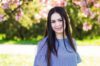 Artı günlük kıyafetlerle manken boy, açık havada parkta şişman kadın vücudu. Bahar konsepti.