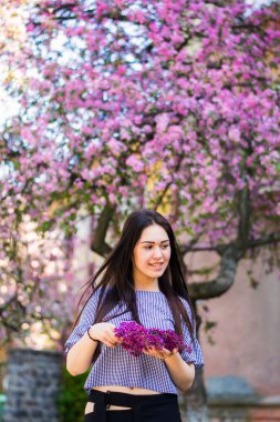 Artı günlük kıyafetlerle manken boy, açık havada parkta şişman kadın vücudu. Bahar konsepti.