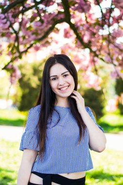 Artı günlük kıyafetlerle manken boy, açık havada parkta şişman kadın vücudu. Bahar konsepti.