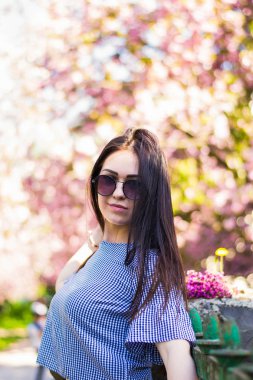 Artı günlük kıyafetlerle manken boy, açık havada parkta şişman kadın vücudu. Bahar konsepti.